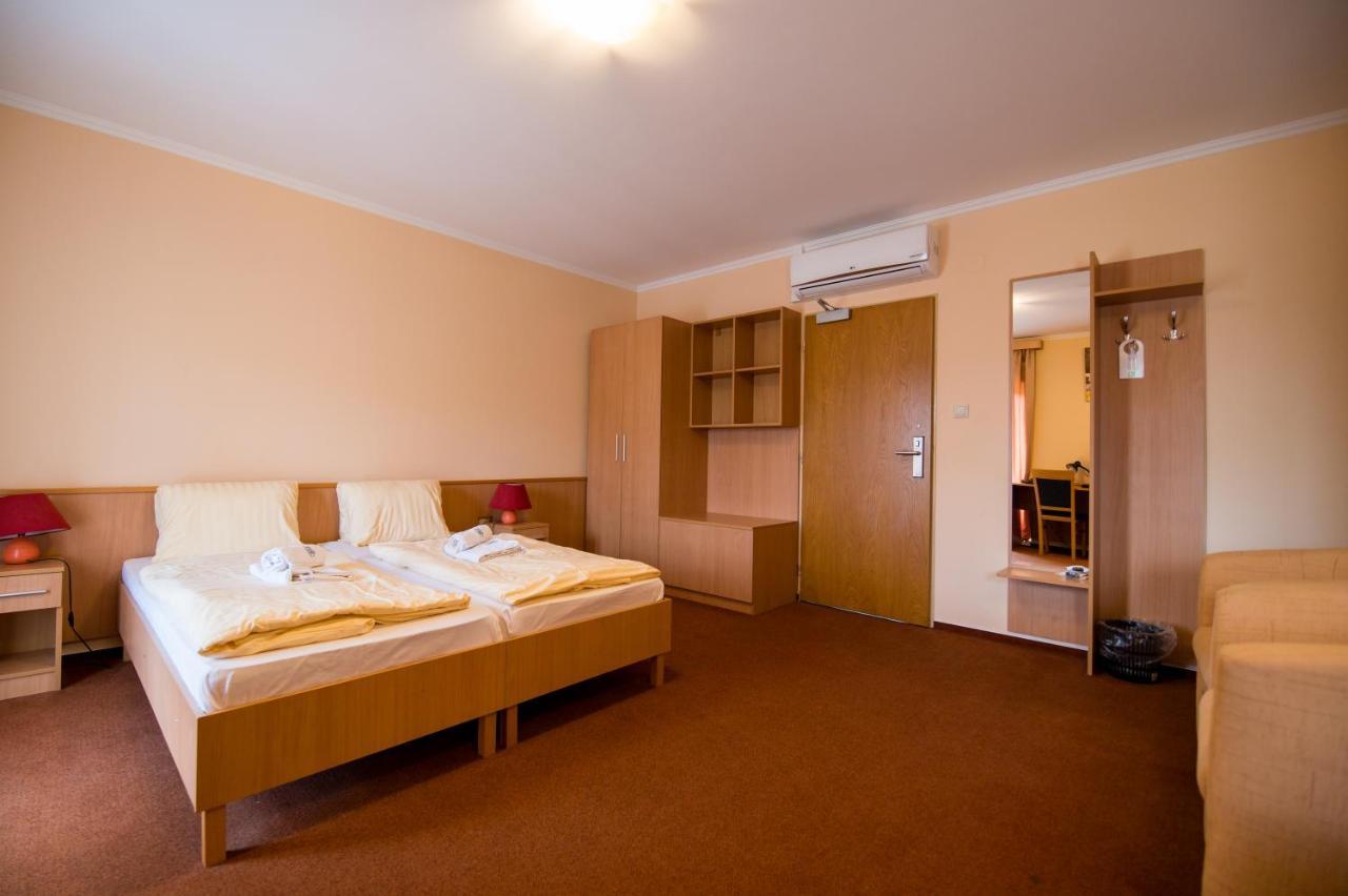 Hotel Clavis Lučenec エクステリア 写真