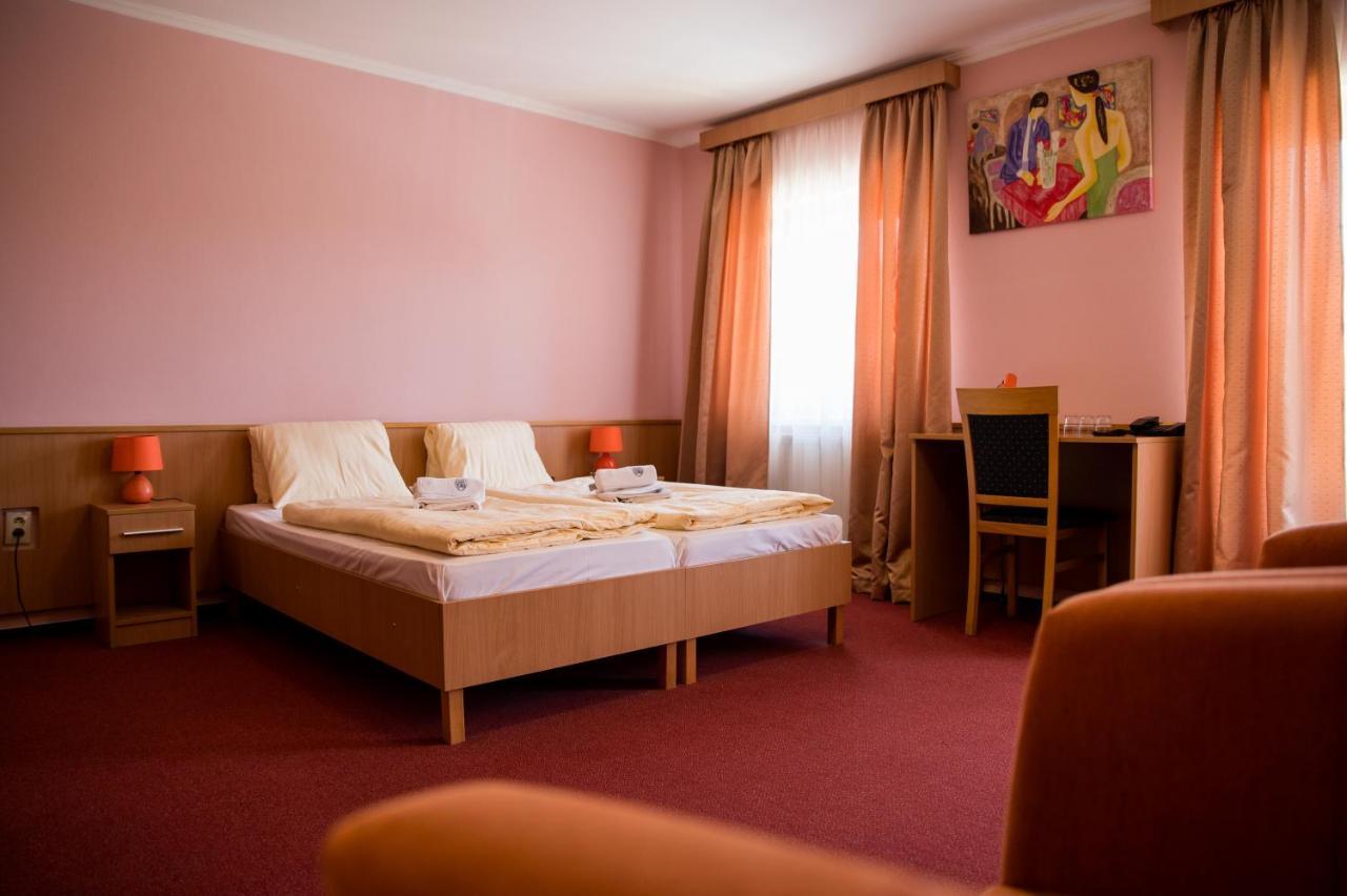Hotel Clavis Lučenec エクステリア 写真