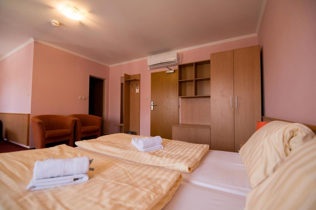 Hotel Clavis Lučenec エクステリア 写真