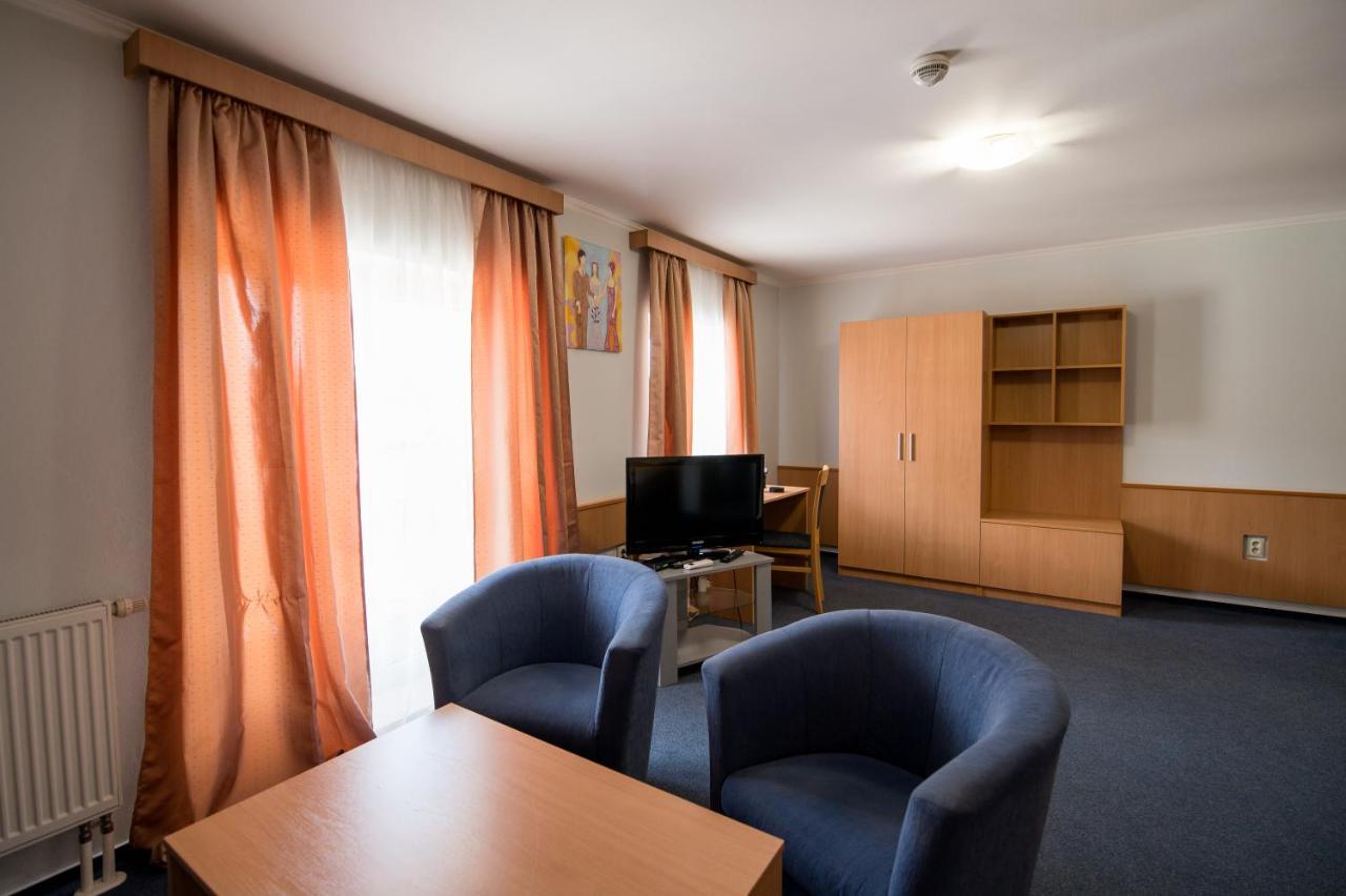 Hotel Clavis Lučenec エクステリア 写真
