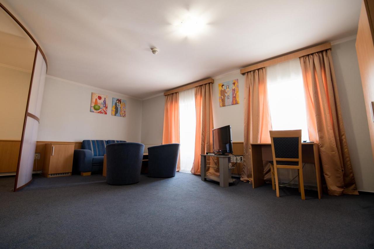 Hotel Clavis Lučenec エクステリア 写真