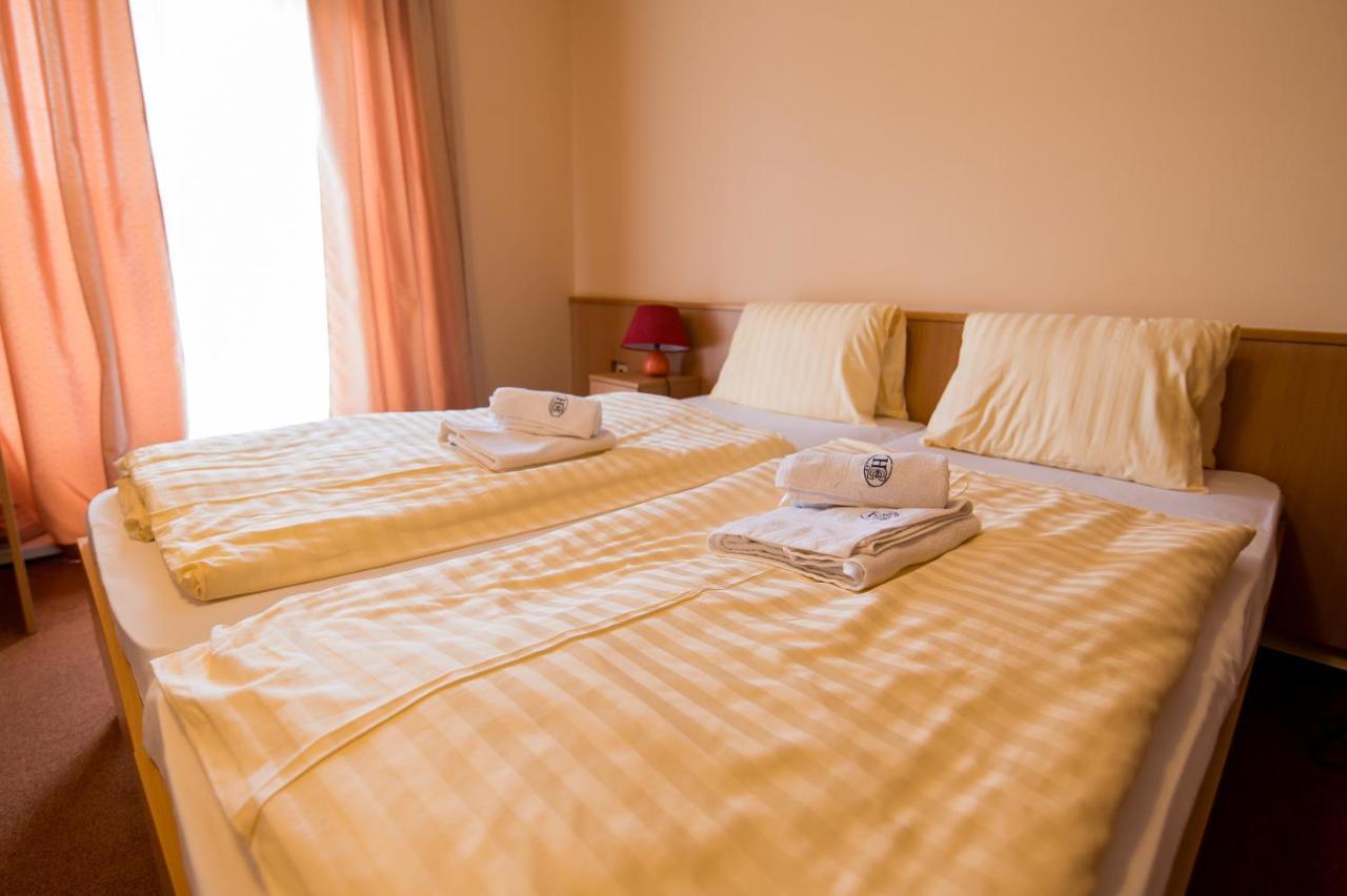 Hotel Clavis Lučenec エクステリア 写真