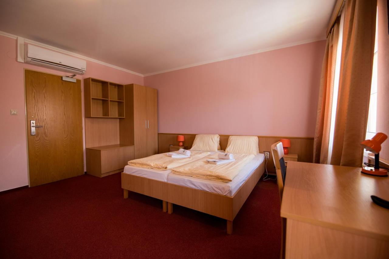 Hotel Clavis Lučenec エクステリア 写真