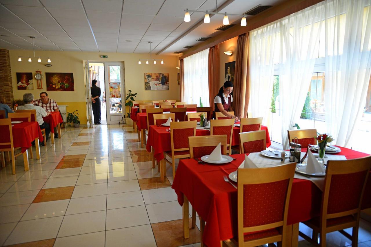 Hotel Clavis Lučenec エクステリア 写真