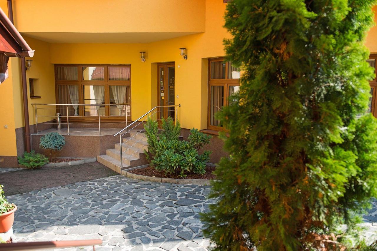 Hotel Clavis Lučenec エクステリア 写真