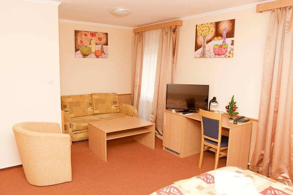 Hotel Clavis Lučenec エクステリア 写真